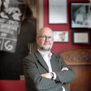 Krimiautor und Verleger Ralf Kramp in seinem "Café Sherlock" in Hillesheim.