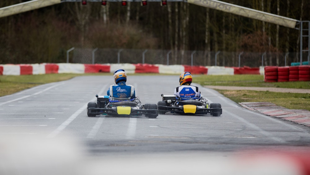 Zwei Kartfahrer düsen über die Strecke in Kerpen, die der Michael Schumacher Kart-Club nun für weitere 15 Jahre nutzen können.