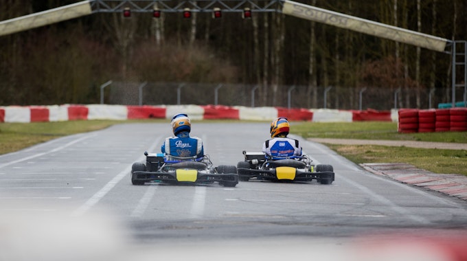 Zwei Kartfahrer düsen über die Strecke in Kerpen, die der Michael Schumacher Kart-Club nun für weitere 15 Jahre nutzen können.