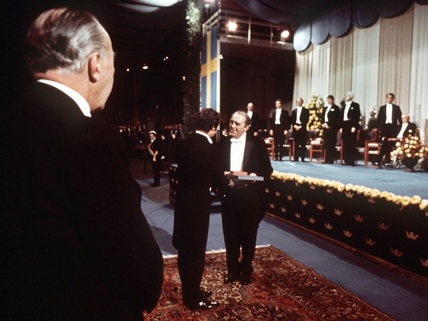 Die Überreichung des Nobelpreises in Stockholm durch den schwedischen Kronprinzen Carl Gustaf an den deutschen Schriftsteller Heinrich Böll am 10. Dezember 1972.