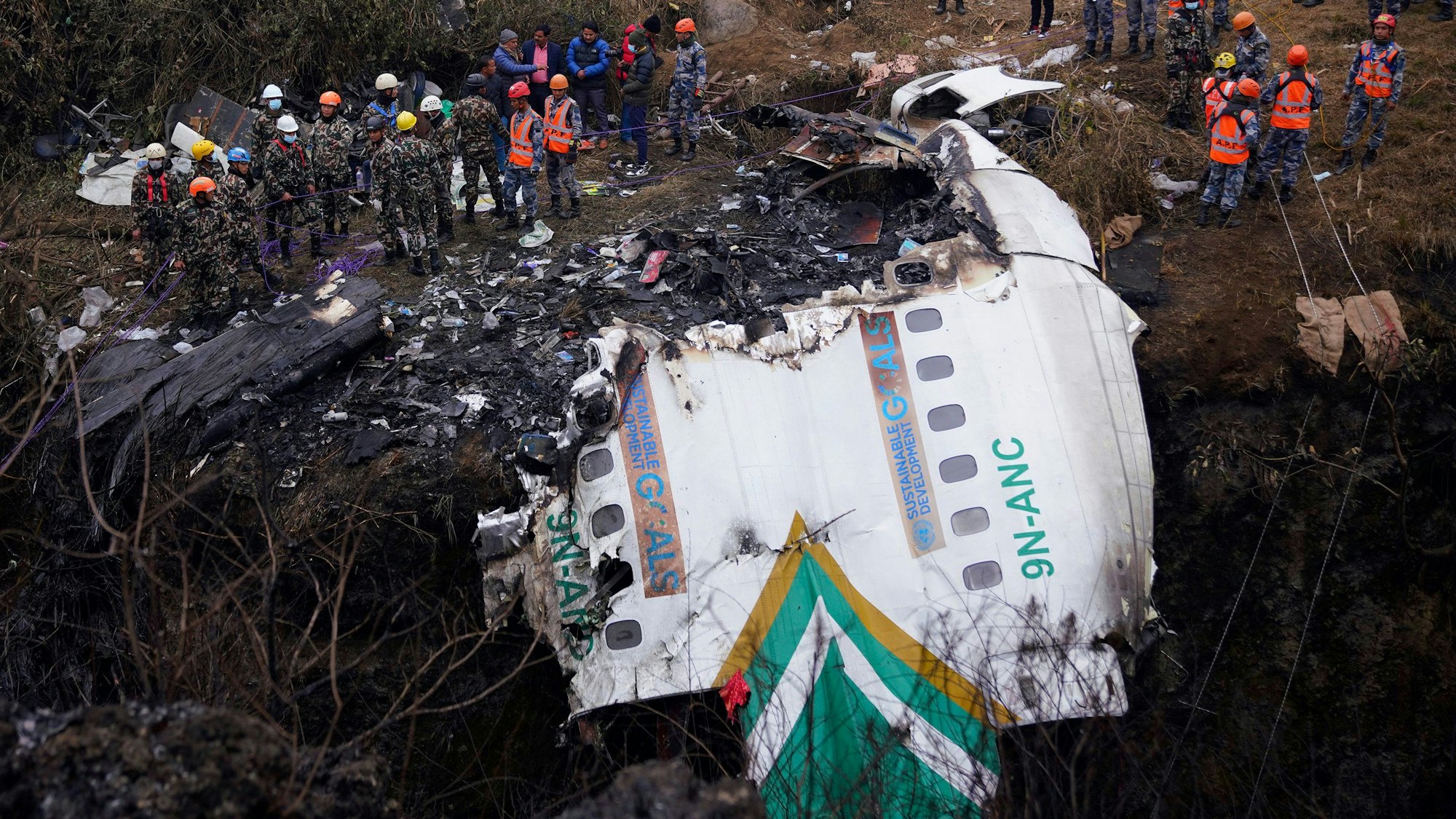 Nepal, Pokhara: Rettungskräfte durchsuchen das Wrack eines Passagierflugzeugs an der Absturzstelle.