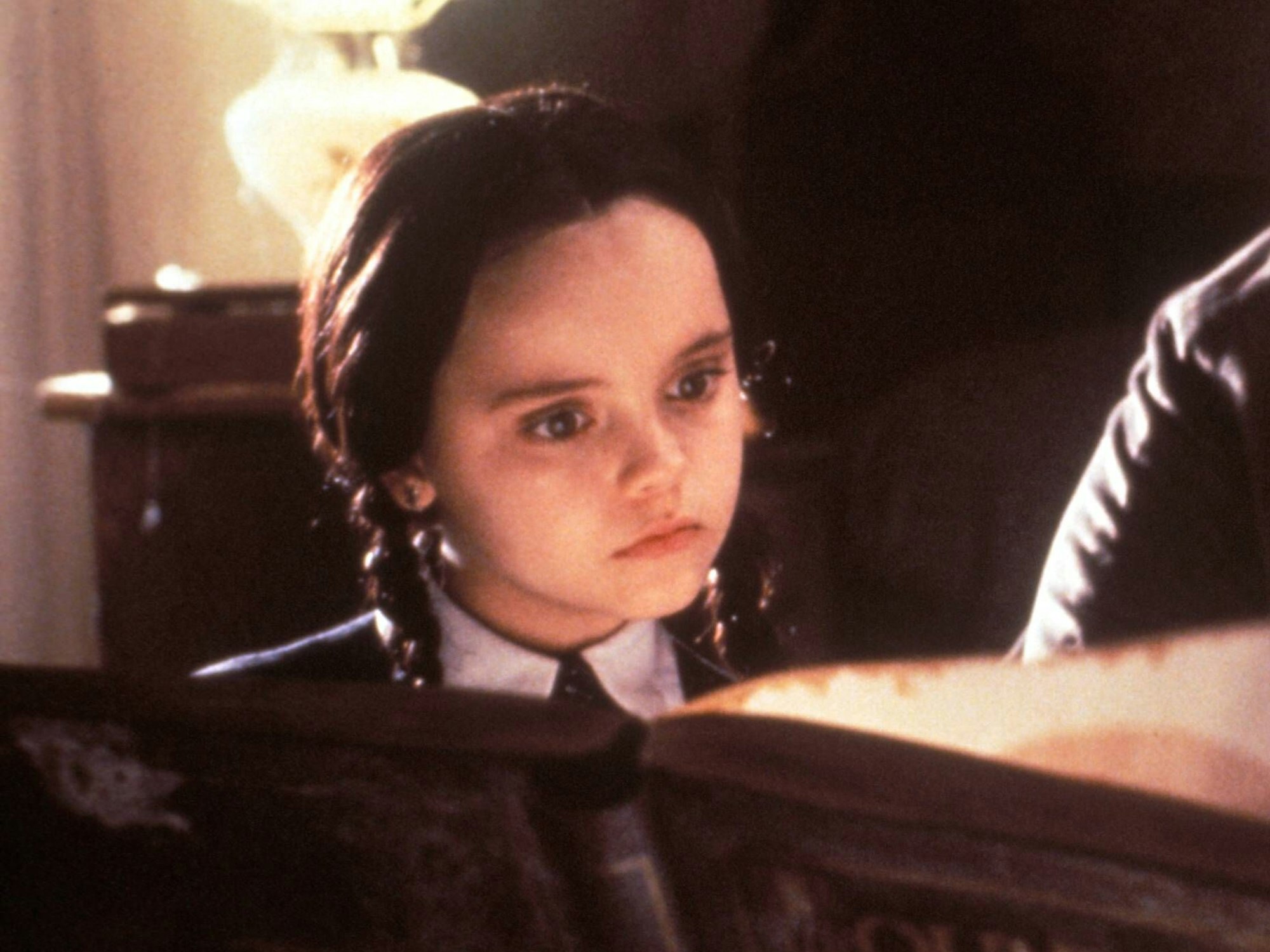 Christina Ricci in ihrer Rolle als "Wednesday Addams" in dem Film "Addams Family" (1991) schaut sich ein Buch an.