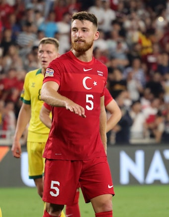 Salih Özcan absolviert ein Länderspiel mit der Türkei gegen Litauen in Izmir.
