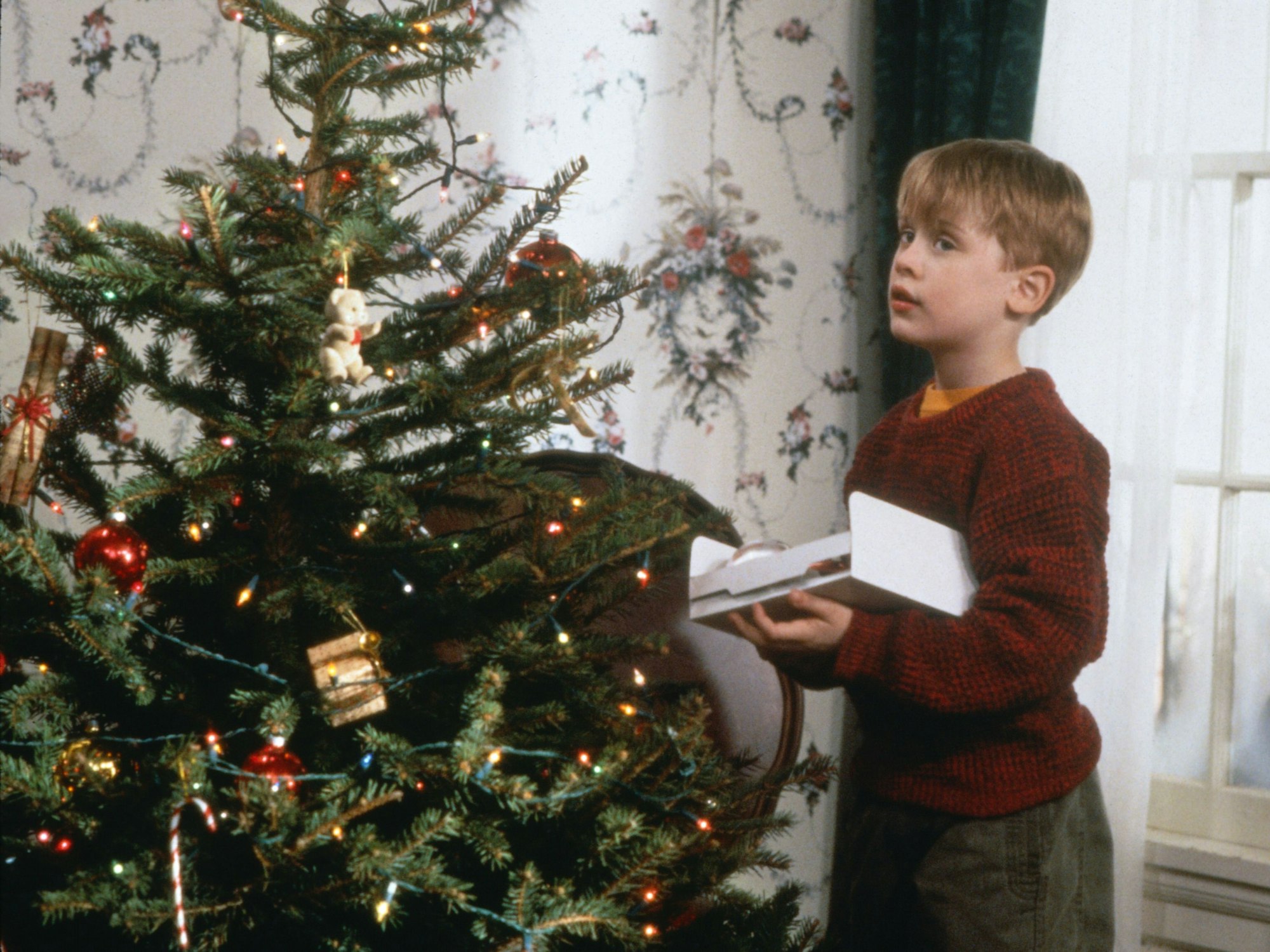 Während der nichtsahnende Kevin (Macaulay Cuklin) den Weihnachtsbaum schmückt, lauert Harry auf eine Gelegenheit, das Haus auszurauben.
