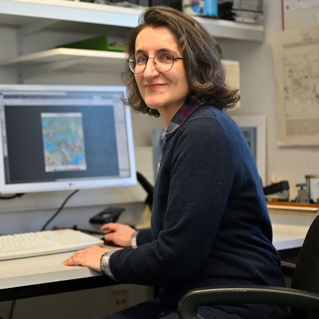 Die Geophysikerin Dr. Brigitte Knapmeyer-Endrun sitzt vor Bildschirmen in der Erdbebenstation Bensberg.