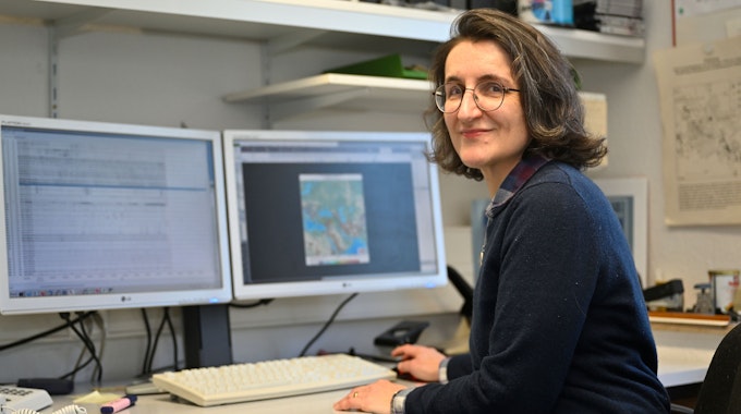 Die Geophysikerin Dr. Brigitte Knapmeyer-Endrun sitzt vor Bildschirmen in der Erdbebenstation Bensberg.