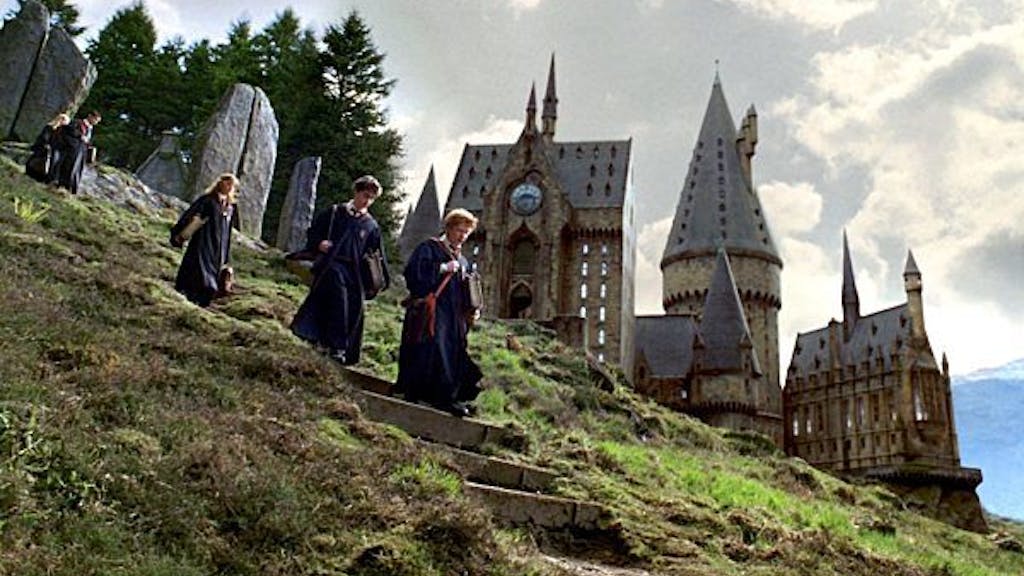 Der begabte Zauberlehrling Harry Potter (Daniel Radcliffe, 2.v.r.) im Kinofilm "Harry Potter und der Gefangene von Askaban".
