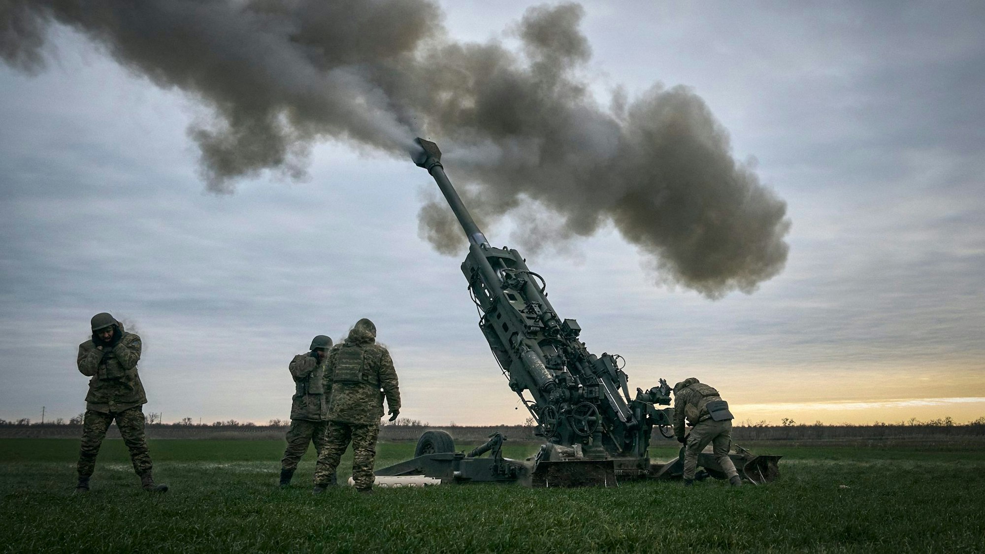 Ukrainische Soldaten feuern aus einer von den USA gelieferten Haubitze M777 auf russische Stellungen in der Region Cherson.