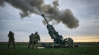 Ukrainische Soldaten feuern aus einer von den USA gelieferten Haubitze M777 auf russische Stellungen in der Region Cherson.