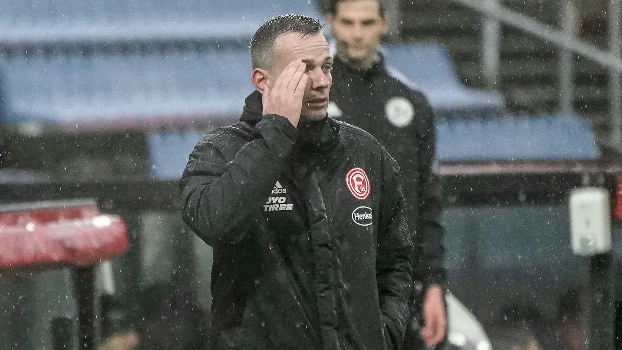 Fortuna Düsseldorfs Trainer Christian Preußer schaut auf das Spielfeld.