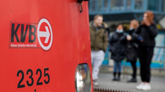 Eine Stadtbahn der Kölner Verkehrsbetriebe (KVB) steht an der Haltestelle Barbarossaplatz.&nbsp;