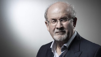 Der britische Autor Salman Rushdie posiert während einer Fotosession in Paris vom 10. September 2018.