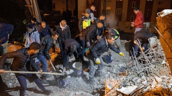 06.02.2023, Türkei, Adana: Rettungskräfte suchen nach Überlebenden in den Trümmern von Gebäuden. Nach der Erdbebenkatastrophe im türkisch-syrischen Grenzgebiet haben Angehörige und Rettungskräfte bis spät in die Nacht nach Verschütteten gesucht.