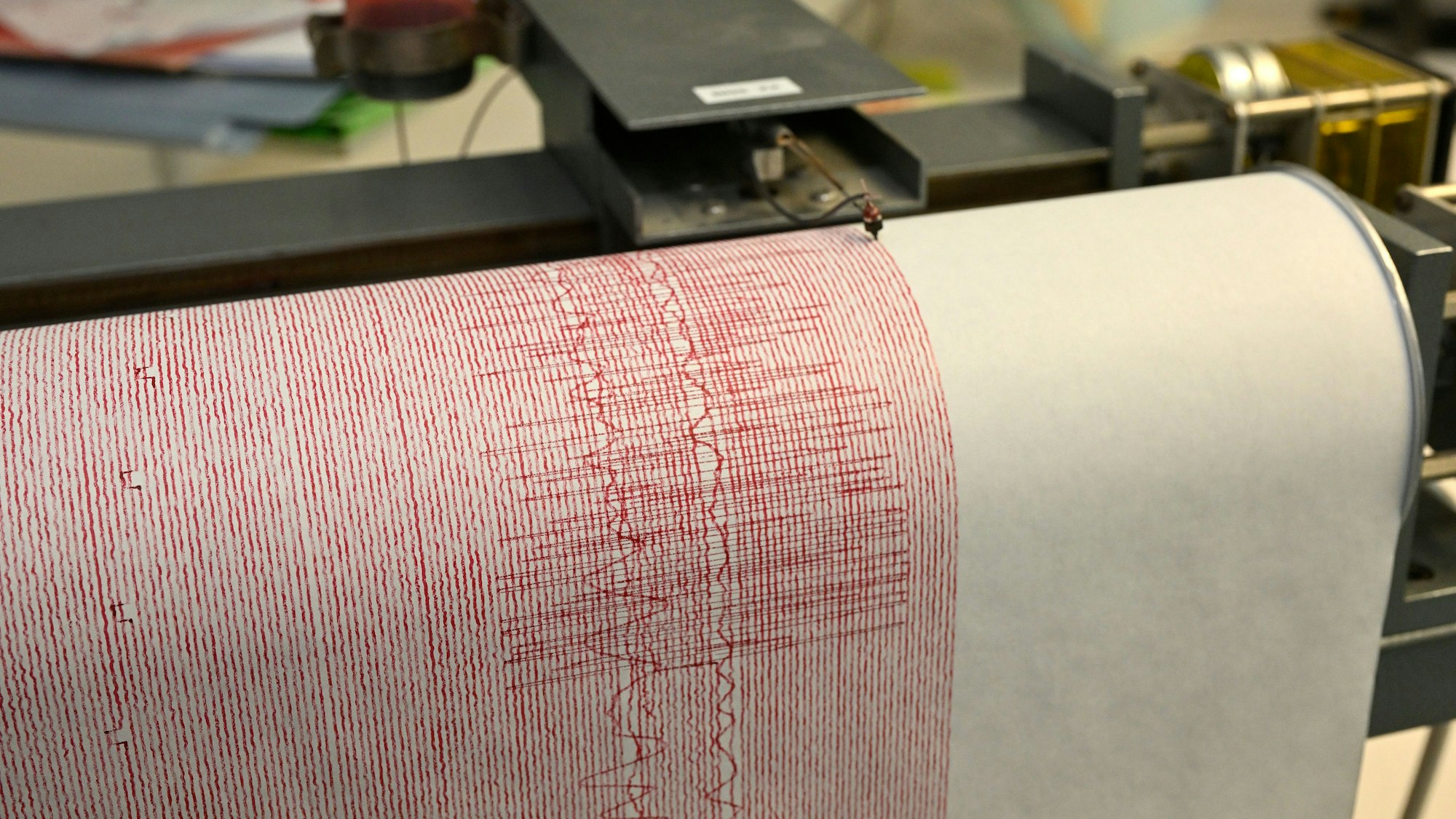 Kräftige Ausschläge sind auf einem Seismographen der Erdbebenstation Bensberg zu sehen.