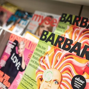 Die Zeitschrift „Barbara“ liegt in einem Zeitschriftenständer in einem Geschäft.