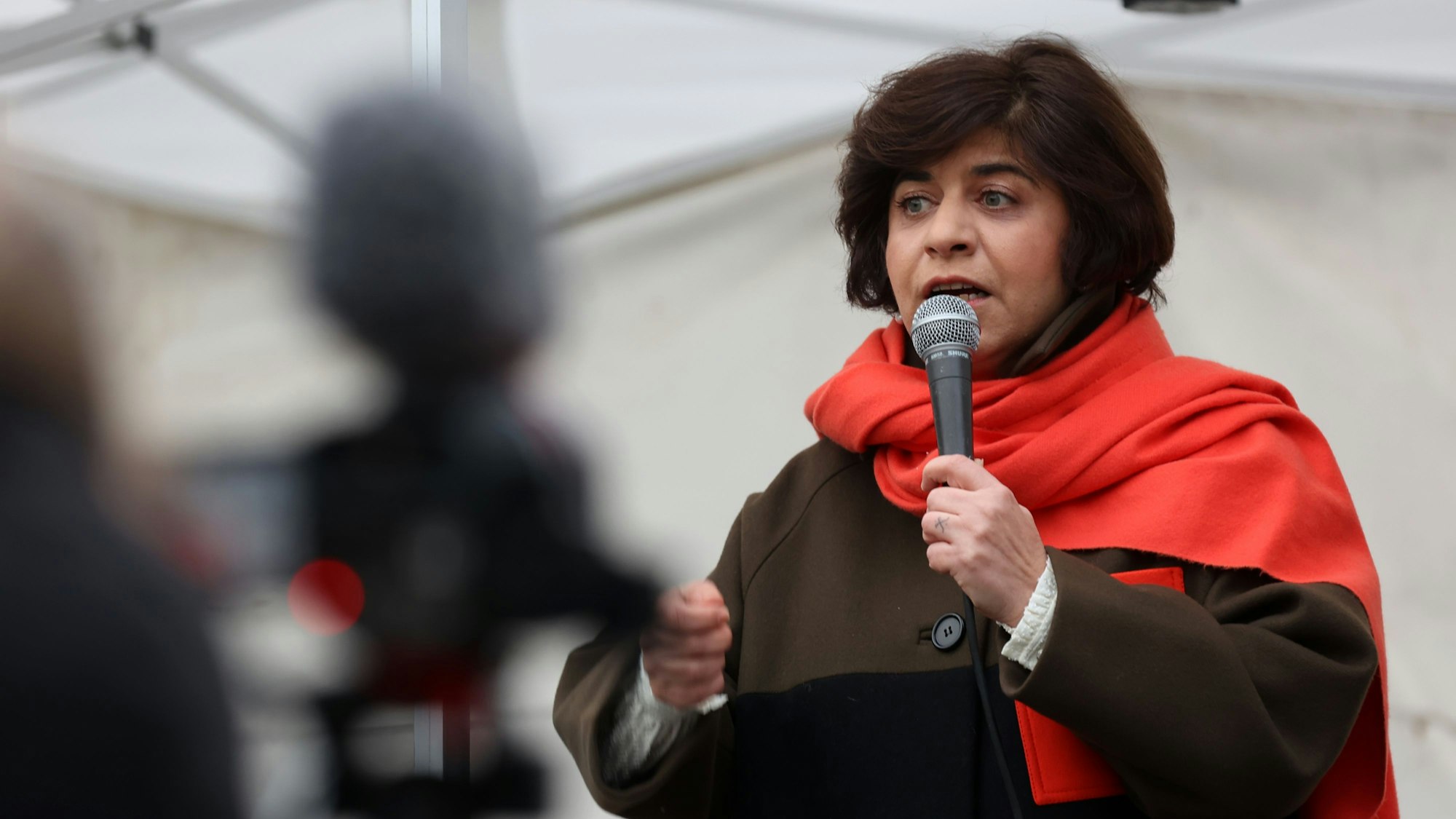 Die Landtagsabgeordnete Berîvan Aymaz (Grüne) spricht bei einer Demonstration in Köln.