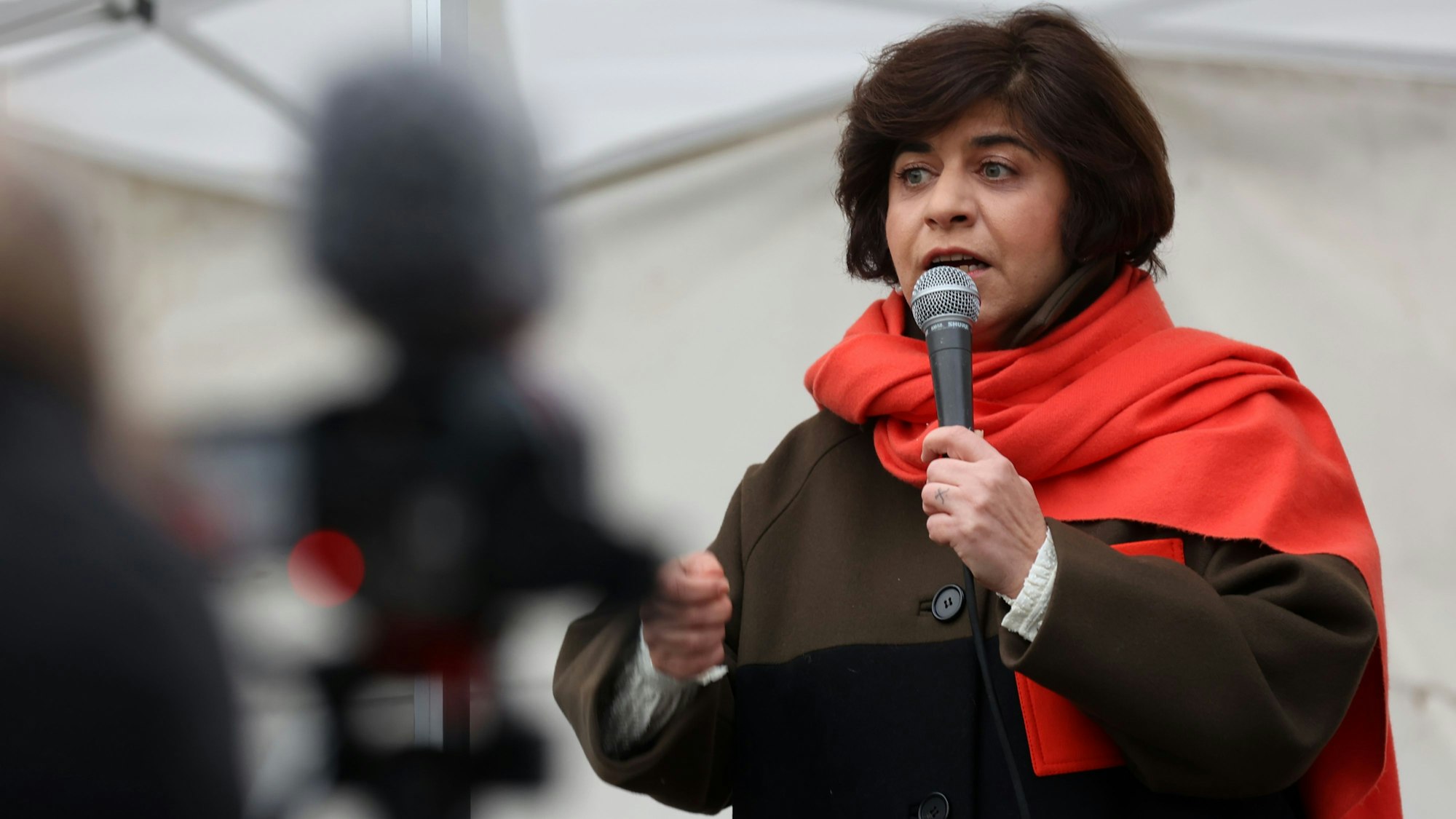Das Bild zeigt Berivan Aymaz, Vizepräsidentin des Landtags, mit einem Mikrofon in der Hand.