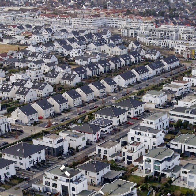 Weiße Einfamilienhäuser stehen in einer Siedlung in Köln-Widdersdorf. Das Foto wurde mit einer Drohne aufgenommen.