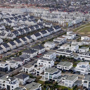 Weiße Einfamilienhäuser stehen in einer Siedlung in Köln-Widdersdorf. Das Foto wurde mit einer Drohne aufgenommen.