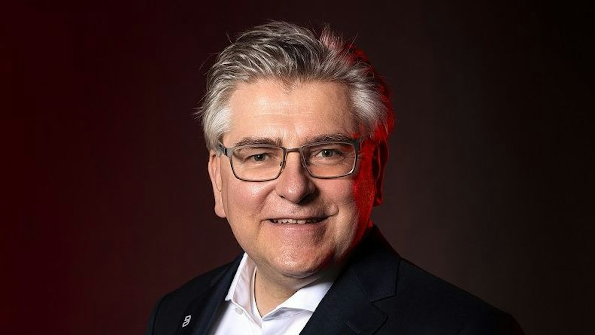 Fortuna Düsseldorfs Aufsichtsrat Lutz Granderath lächelt in die Kamera.