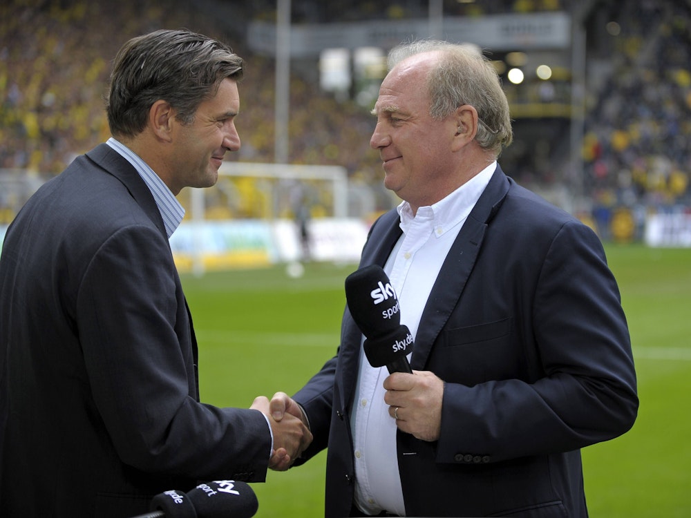 Uli Hoeneß und Michael Zorc schütteln sich die Hände vor dem Bundesliga Duell FC Bayern gegen Borussia Dortmund.
