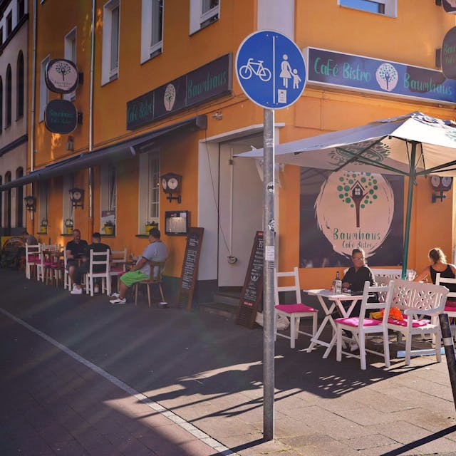Das Café Baumhaus an der Brühler Straße.