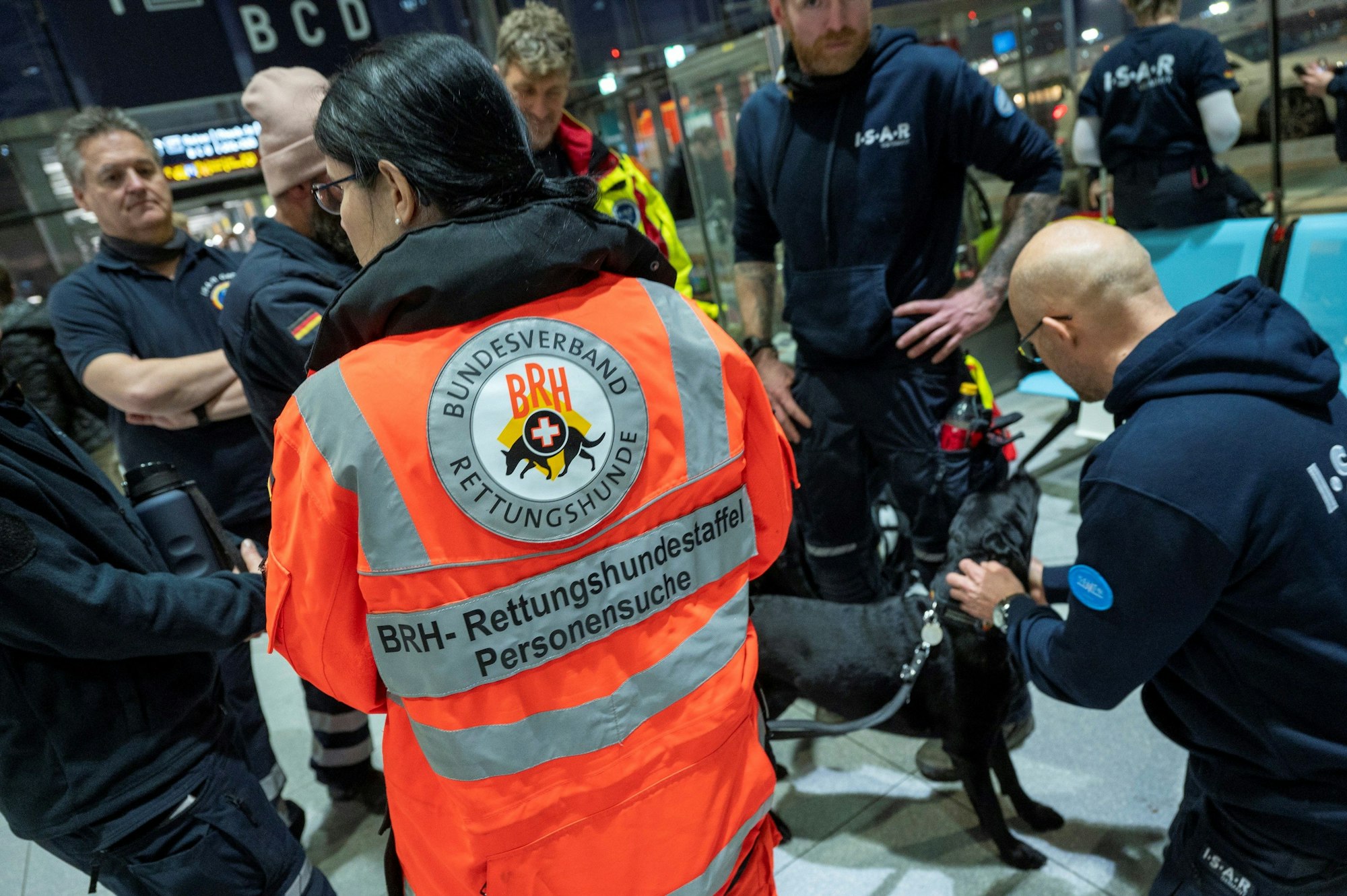 Rettungskräfte mit Suchhunden checken am Flughafen ein, um Erdbebenopfern in der Türkei zu helfen.