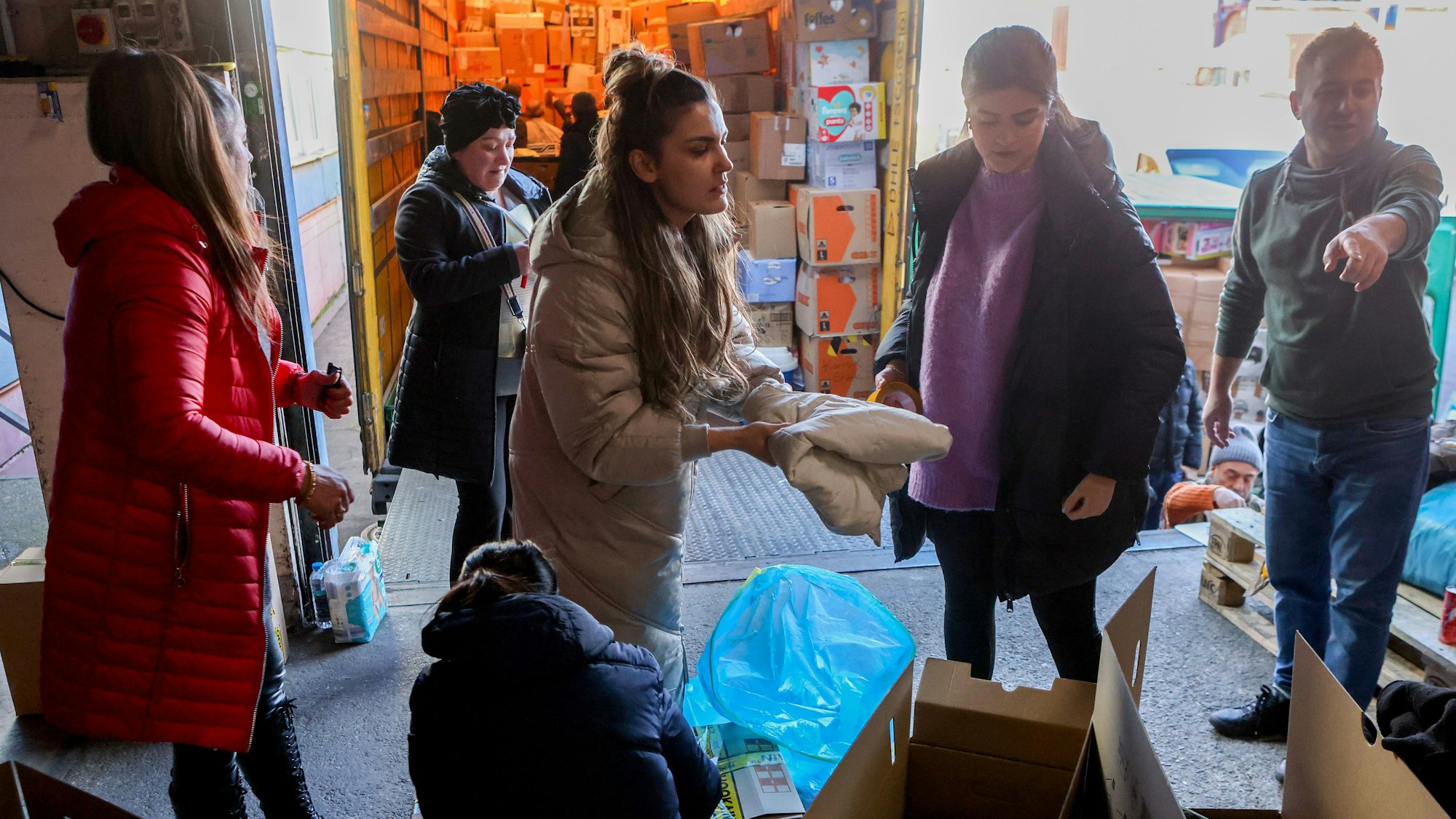 Mitarbeiter, Freunde und Kollegen der Firma AC Gastro in Köln sammeln Spenden für die Erdbebenopfer in der Türkei und Syrien und verladen Kartons auf Lkw im Niehler Hafen in Köln.