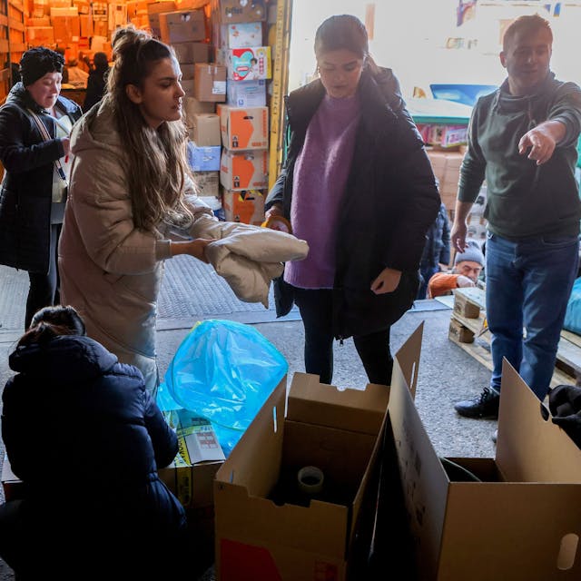 Mitarbeiter, Freunde und Kollegen der Firma AC Gastro in Köln sammeln Spenden für die Erdbebenopfer in der Türkei und Syrien und verladen Kartons auf Lkw im Niehler Hafen in Köln.