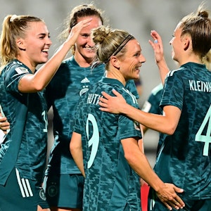 Die DFB-Frauen jubeln über ein Länderspieltor in der WM-Qualifikation.