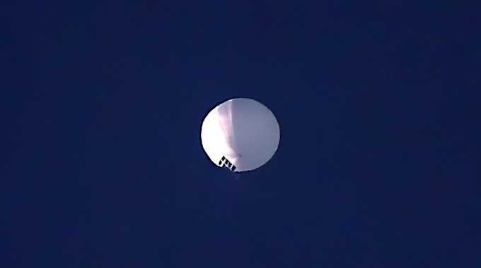 Ein Höhenballon schwebt über Billings im Bundesstaat Montana.
