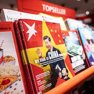 Zeitschriften liegen in einem Zeitschriftenständer in einem Geschäft. Im Fokus steht das Magazin „Stern“ des RTL-Tochterverlag Gruner + Jahr.