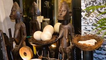Afrikanische Kunstfiguren werden neben anderen Kunstinstallationen ausgestellt.