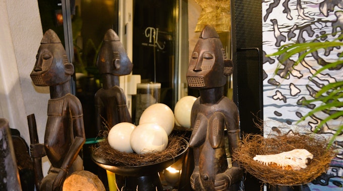 Afrikanische Kunstfiguren werden neben anderen Kunstinstallationen ausgestellt.