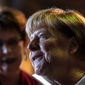 Angela Merkel (CDU, r), frühere Bundeskanzlerin, steht mit Birgit Hone (SPD), niedersächsische Ministerin für Bundes- und Europaangelegenheiten und Regionale Entwicklung, zum Festakt zum 1100-jährigen Jubiläum der Stadt Goslar
