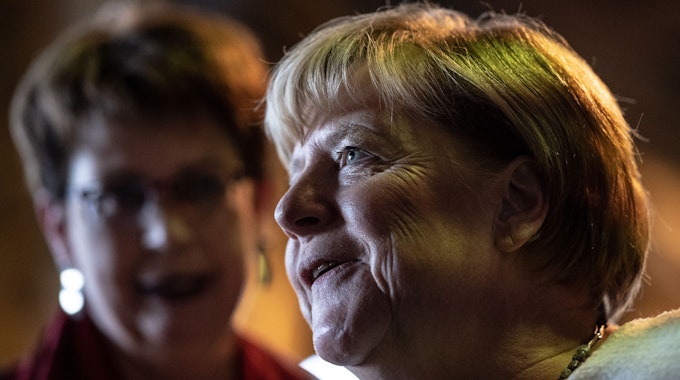 Angela Merkel (CDU, r), frühere Bundeskanzlerin, steht mit Birgit Hone (SPD), niedersächsische Ministerin für Bundes- und Europaangelegenheiten und Regionale Entwicklung, zum Festakt zum 1100-jährigen Jubiläum der Stadt Goslar