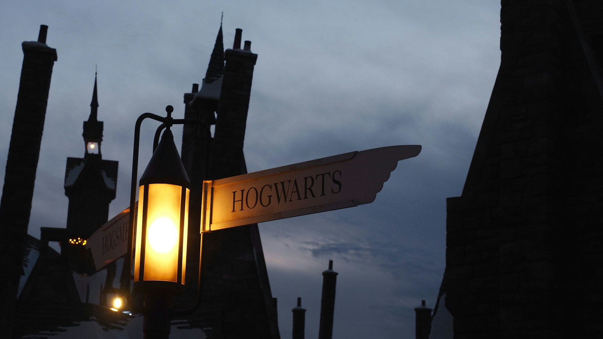 Ein Wegchild mit der Aufschrift Hogwarts.
