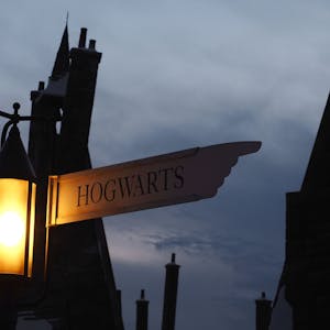 Ein Wegchild mit der Aufschrift Hogwarts.