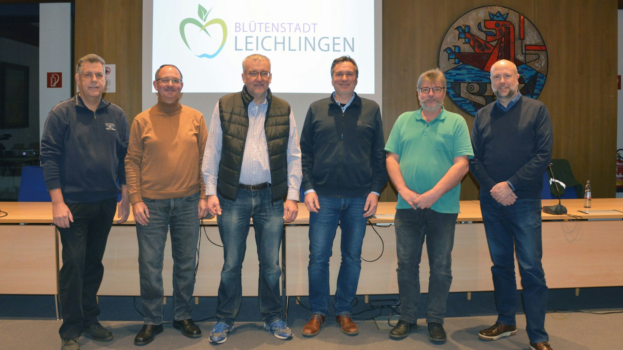 Sechs der neun ehrenamtlichen Solarberater stehen im Ratssaal: (v.l.) Horst Schmidtberg, Frank Adams, Rüdiger Hagedorn, Andreas Bullasch, Reinhold Stief, Torsten Kuhlmann