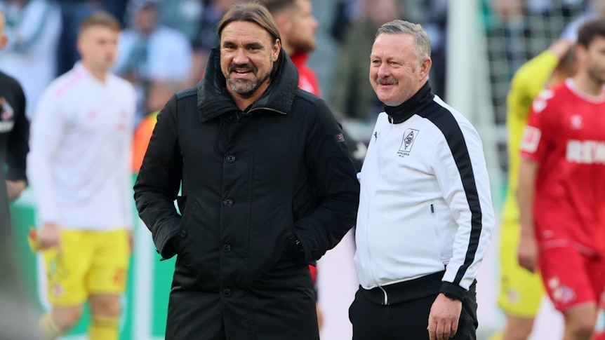 Gladbach-Macher unter sich: Trainer Daniel Farke (l.) und Manager Roland Virkus (r.), hier zu sehen am 9. Oktober 2022 im Borussia-Park. Die beiden lachen, zuvor hat die Fohlen-Elf im Derby den Erzrivalen 1. FC Köln besiegt.