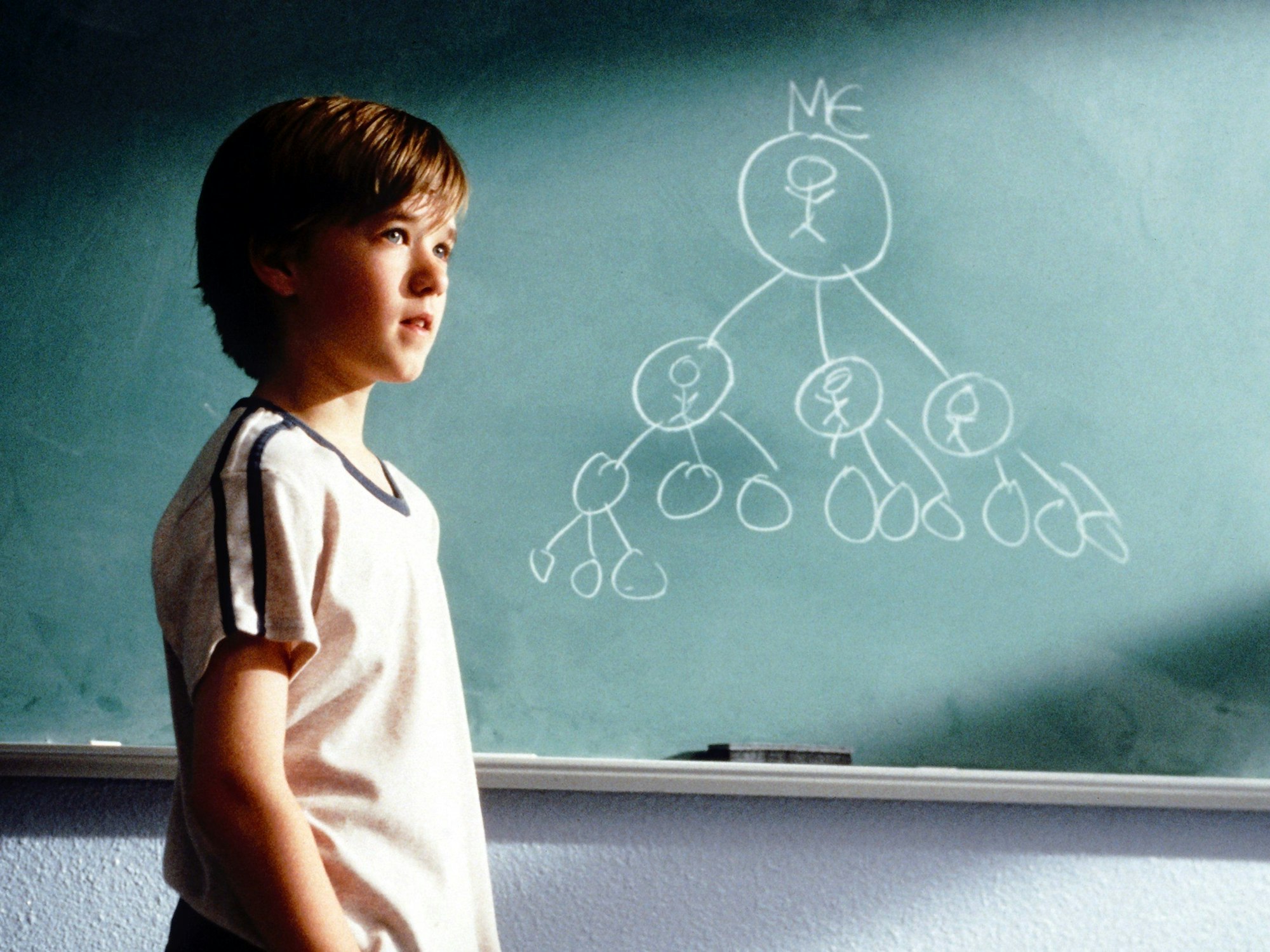 Der kleine Trevor McKinney (Haley Joel Osment) erläutert in dem neuen Kinofilm "Das Glücksprinzip" (Szenenfoto) an einer Schultafel seine Methode, die Welt zu verbessern.