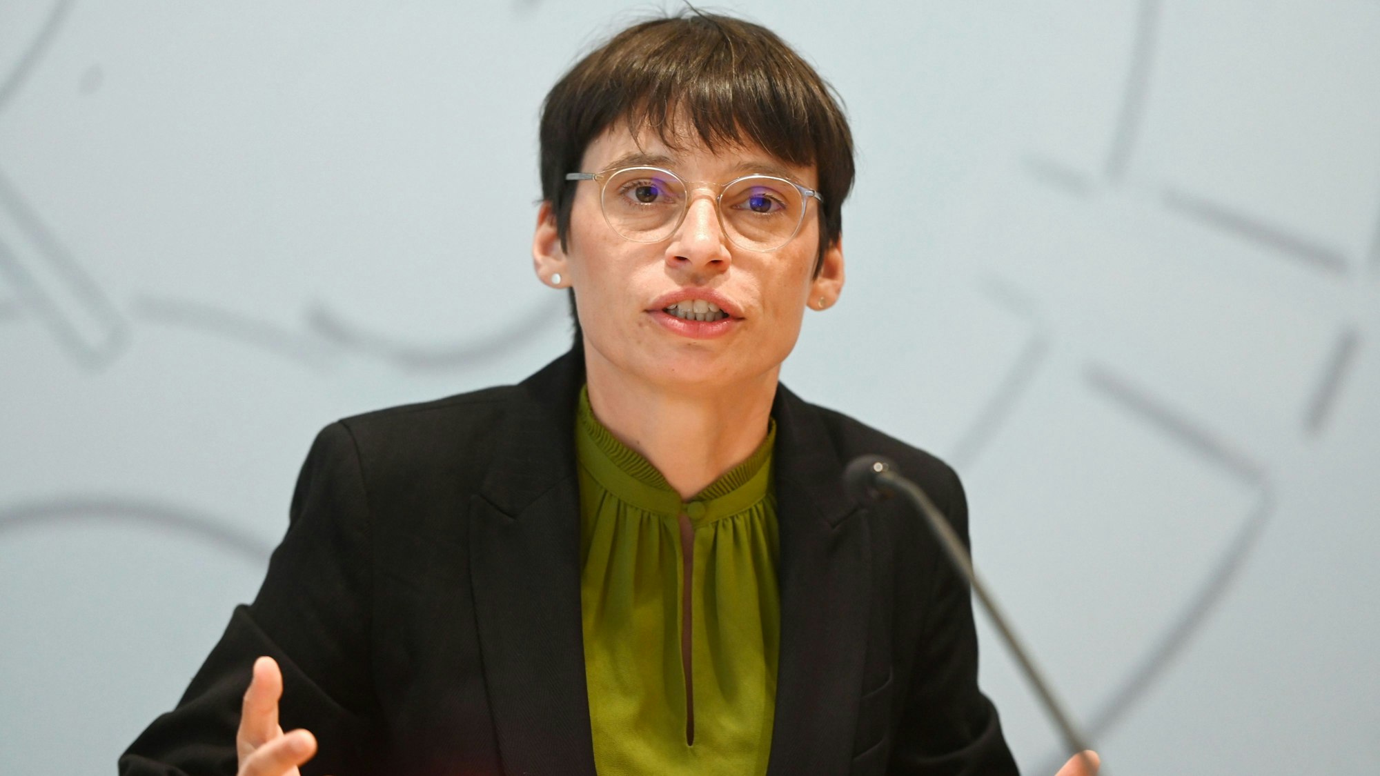 NRW-Gleichstellungsministerin Josefine Paul (Grüne) spricht im Landtag.