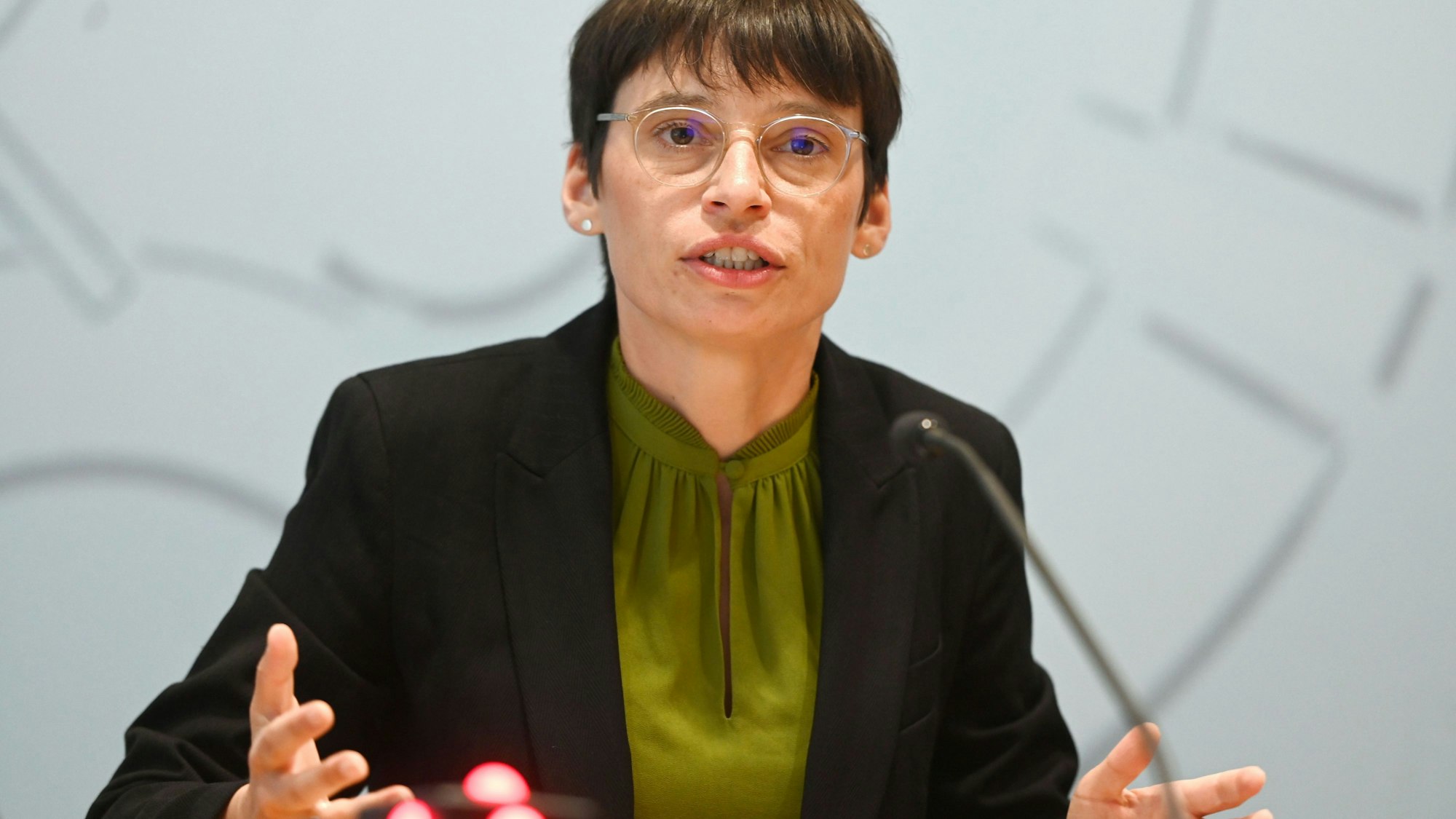 NRW-Familien- und Flüchtlingsministerin Josefine Paul (Grüne) im Landtag.