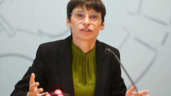 NRW-Flüchtlingsministerin Josefine Paul (Grüne) bei der Landespressekonferenz im Landtag.
