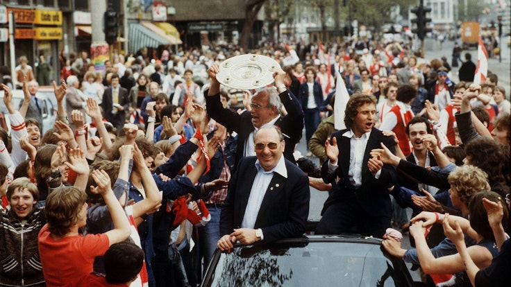 Hennes Weisweiler (mit Meisterschale) lässt sich im FC-Tross nach der gewonnenen Meisterschaft 1978 von jubelnden Menschen in Köln feiern.