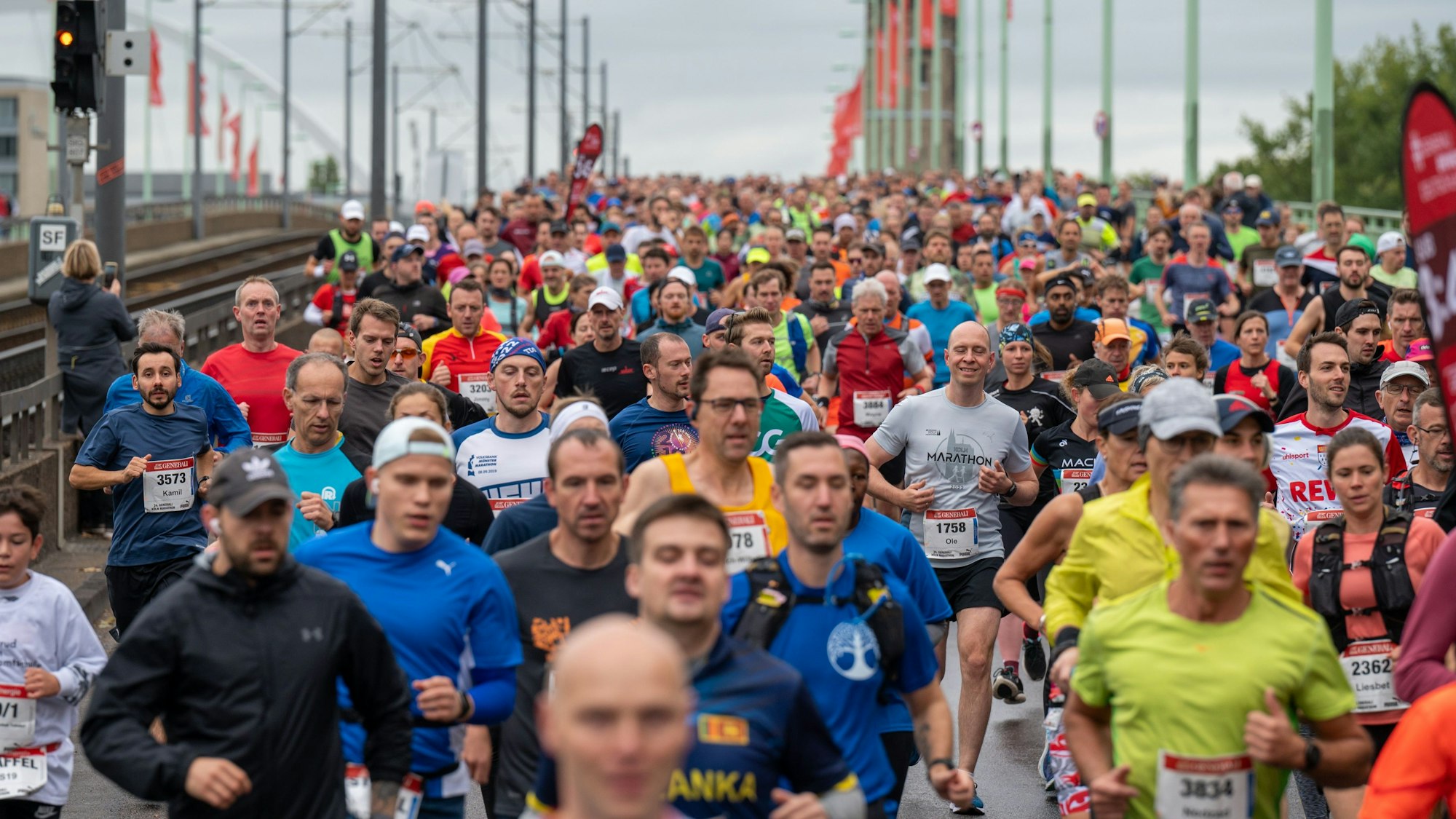 Teilnehmende beim Köln Marathon überqueren die Deutzer Brücke.