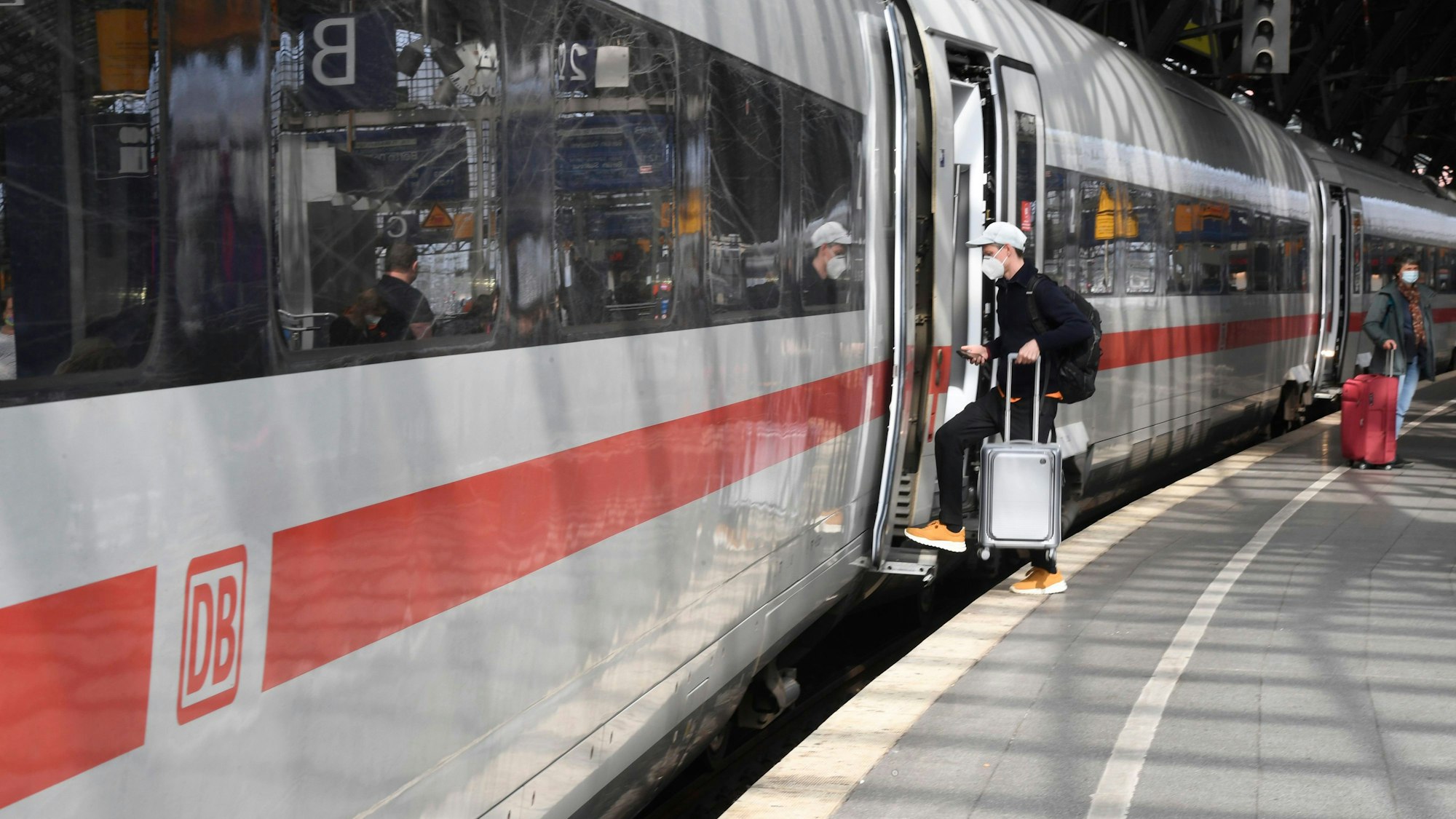 ARCHIV - 14.04.2022, Nordrhein-Westfalen, Köln: Ein Reisender steigt an Bahnsteig im Hauptbahnhof in seinen Zug.