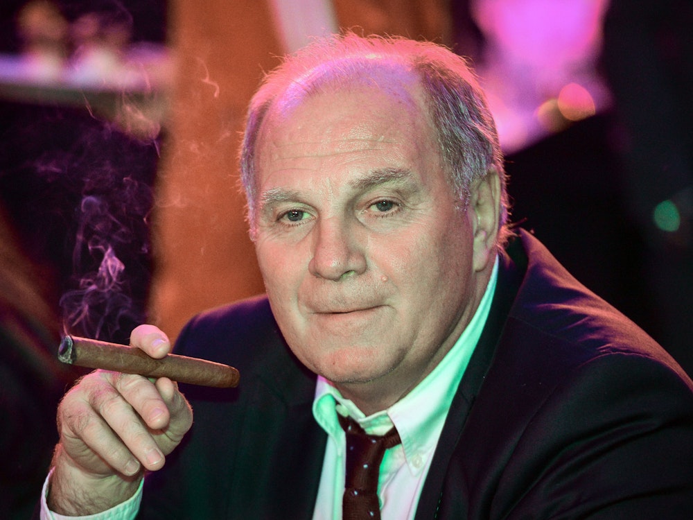 Uli Hoeneß feiert 2013 Club-WM Sieg mit einer Zigarre.