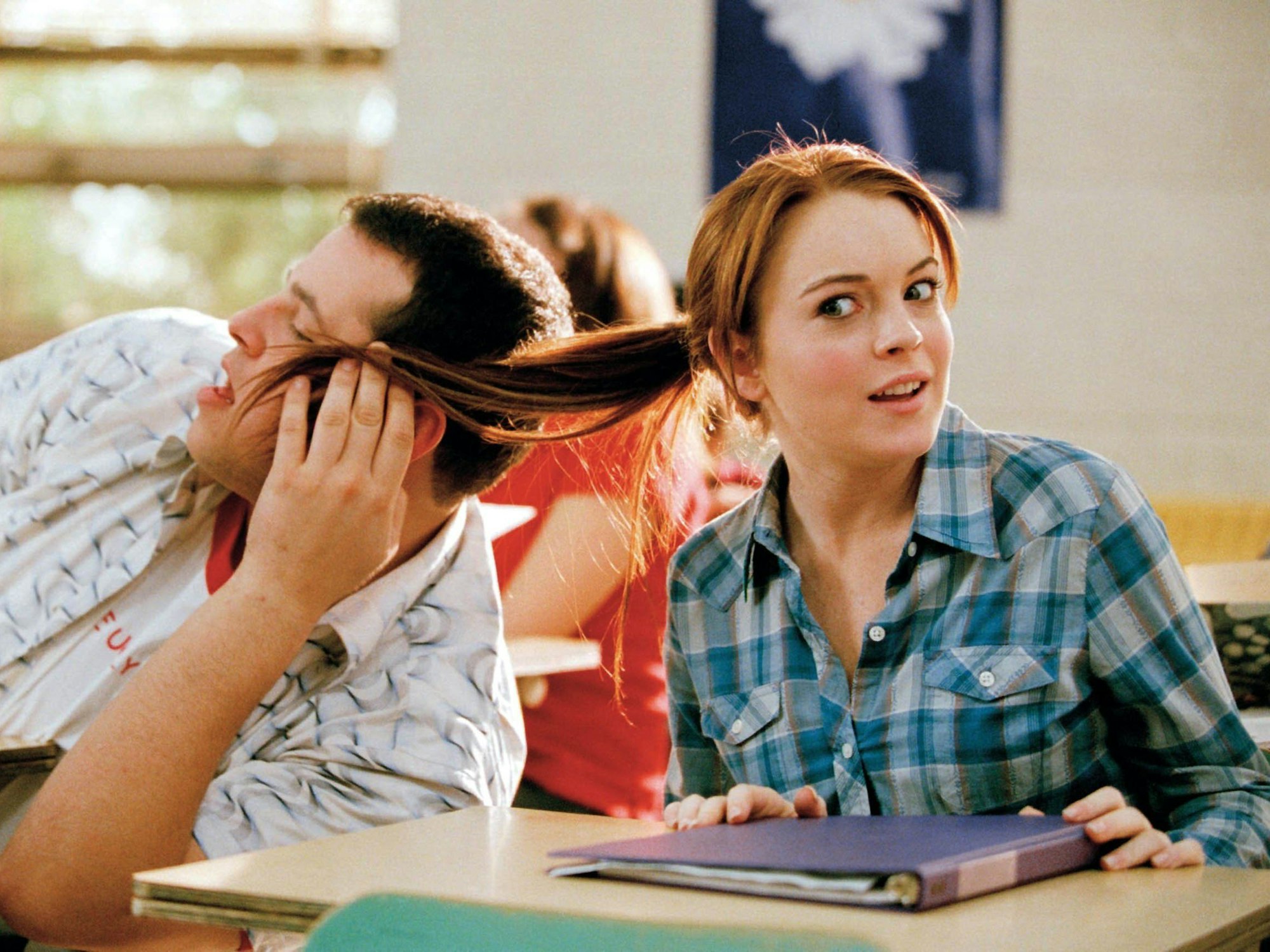 Lindsay Lohan scherzt in ihrer Rolle als „Cady Heron“ mit einem Mitschüler im Film „Girls Club– Vorsicht bissig!“ (2004).