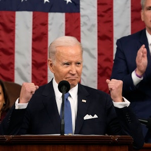 Joe Biden, Präsident der USA, hält die Rede zur Lage der Nation vor einer Sitzung des Kongresses im US-Kapitol, während Vizepräsidentin Kamala Harris und Kevin McCarthy, Sprecher des Repräsentantenhauses, im Hintergrund applaudieren.